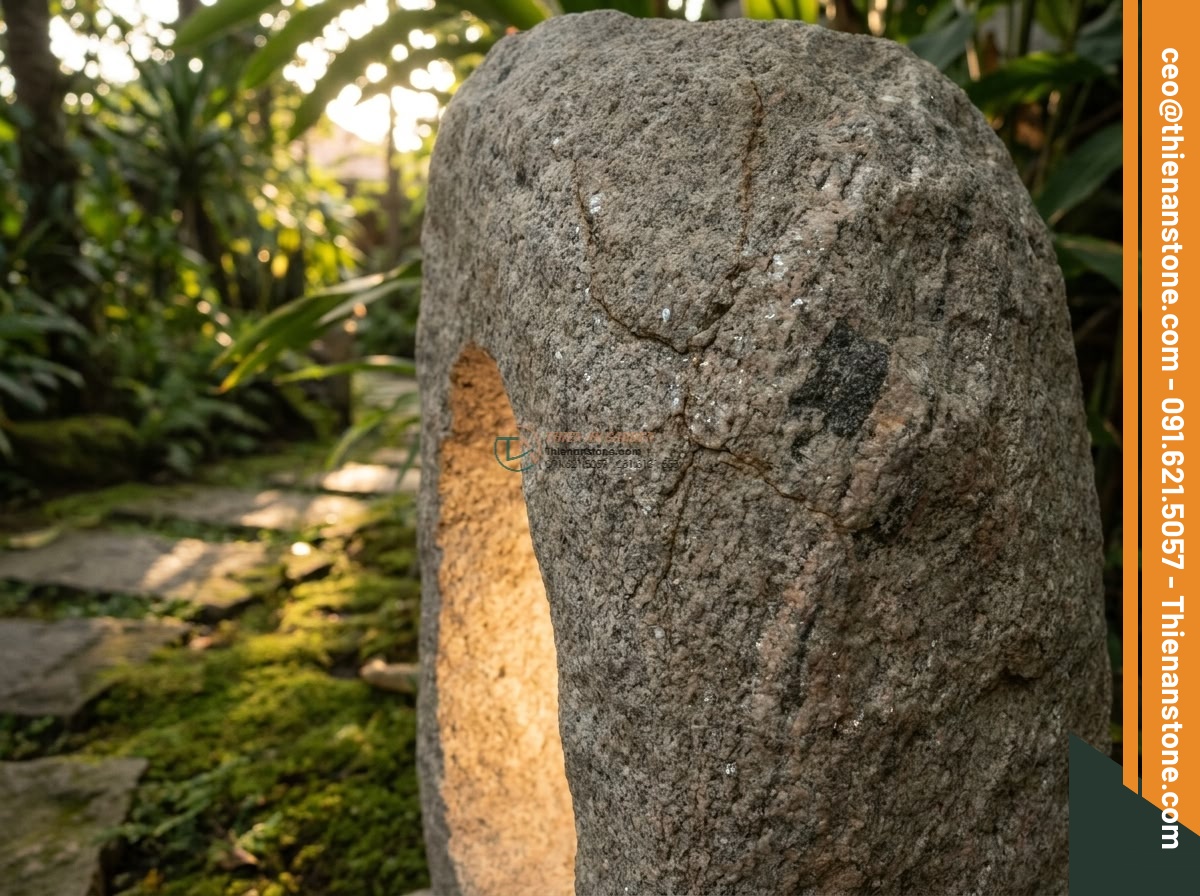 Đèn đá núi tự nhiên hoang sơ bằng đá Granite cao 50cm. - Hình 2 Đèn đá núi tự nhiên hoang sơ bằng đá Granite cao 50cm. - Close-up realistic photograph of the natural rough texture and unique mineral ve