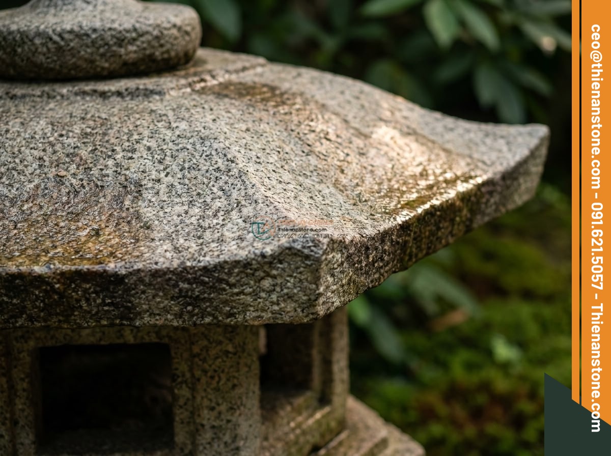 Đèn đá Oribe-doro chạm khắc tinh xảo trên đá Granite cao 110cm. - Hình 4 Đèn đá Oribe-doro chạm khắc tinh xảo trên đá Granite cao 110cm. - Macro detail shot of premium granite texture on the Oribe-doro lantern roof and