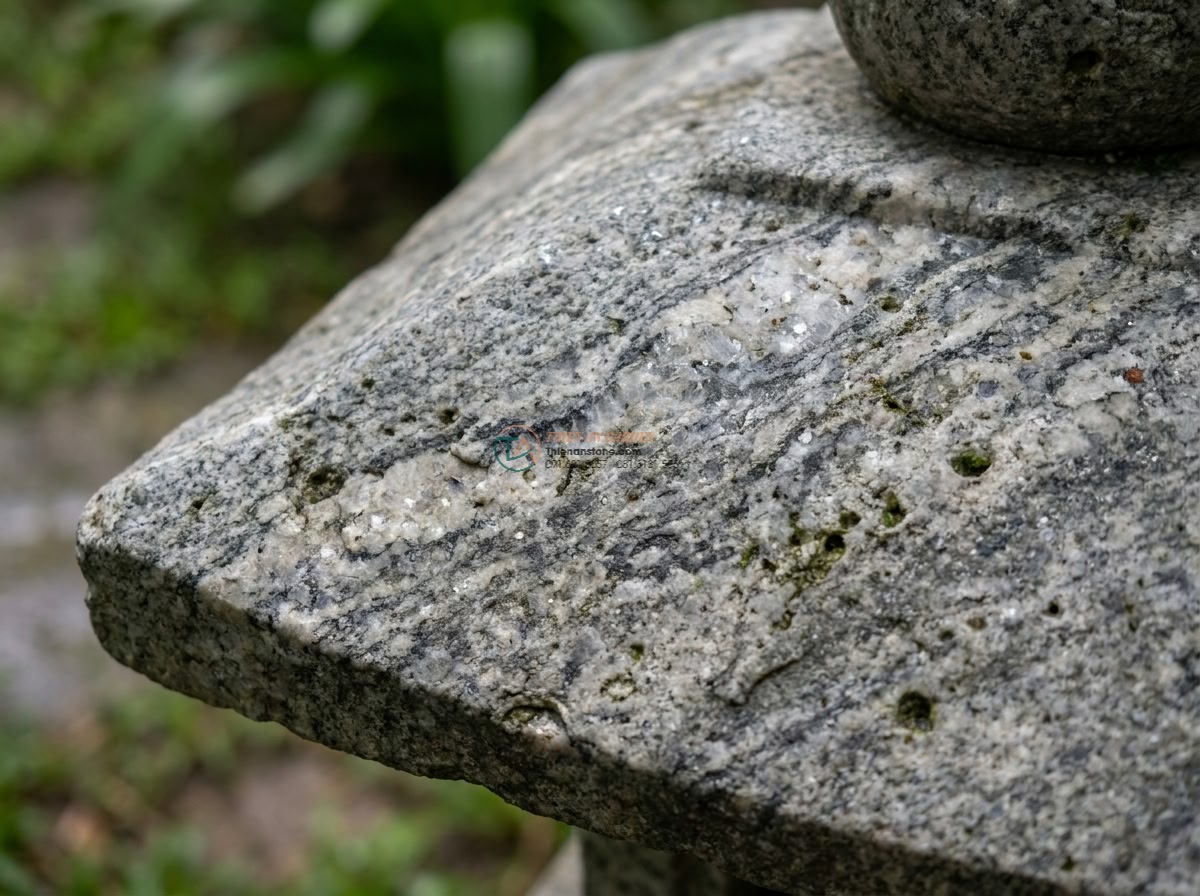 Đèn đá phong cách Wabi-sabi cắm vườn từ đá Granite cao 70cm.