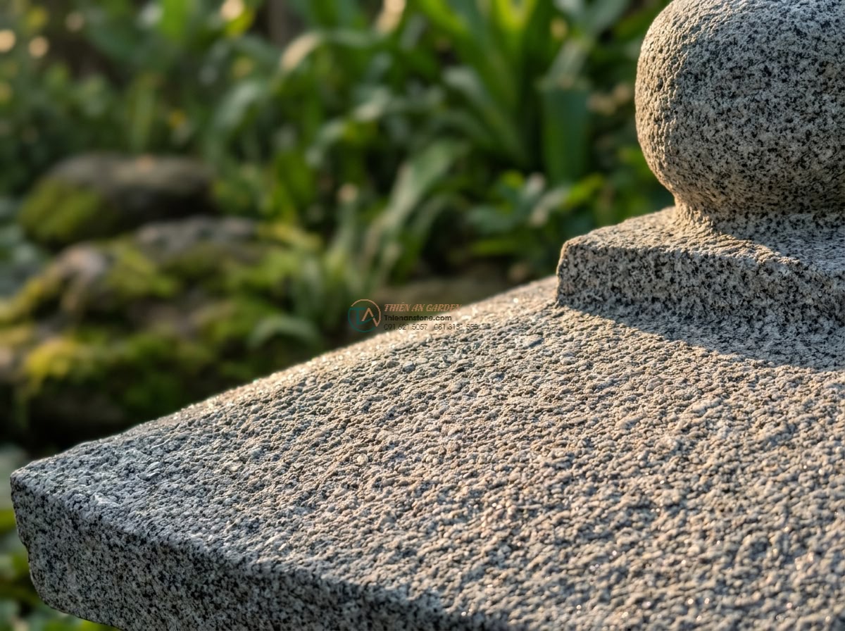 Đèn đá phong cách Wabi-sabi cắm vườn từ đá Granite cao 70cm.