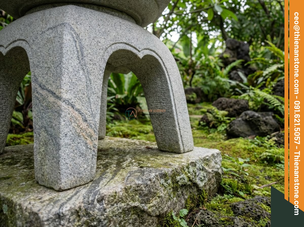 Đèn đá Yukimi-gata 4 chân phong cách Zen bằng đá Granite cao 40cm.
