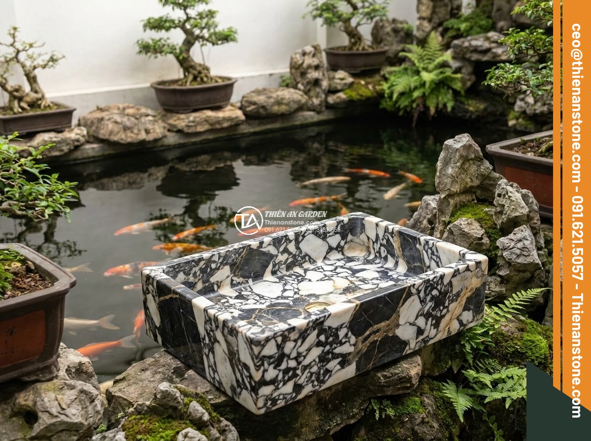 Lavabo đá da báo đỏ tròn phình 42cm (420x420x150mm) - Hình 13 Lavabo đá da báo đỏ tròn phình 42cm (420x420x150mm) - Beautiful composition of the round red leopard stone lavabo placed next to a tra