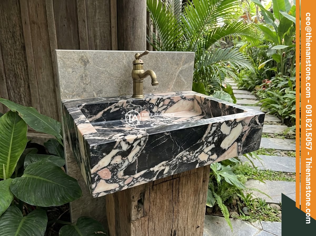 Lavabo đá da báo đỏ tròn phình 42cm (420x420x150mm) - Hình 19 Lavabo đá da báo đỏ tròn phình 42cm (420x420x150mm) - Professional team photo of Da Canh Thien An experts standing proudly next to a f
