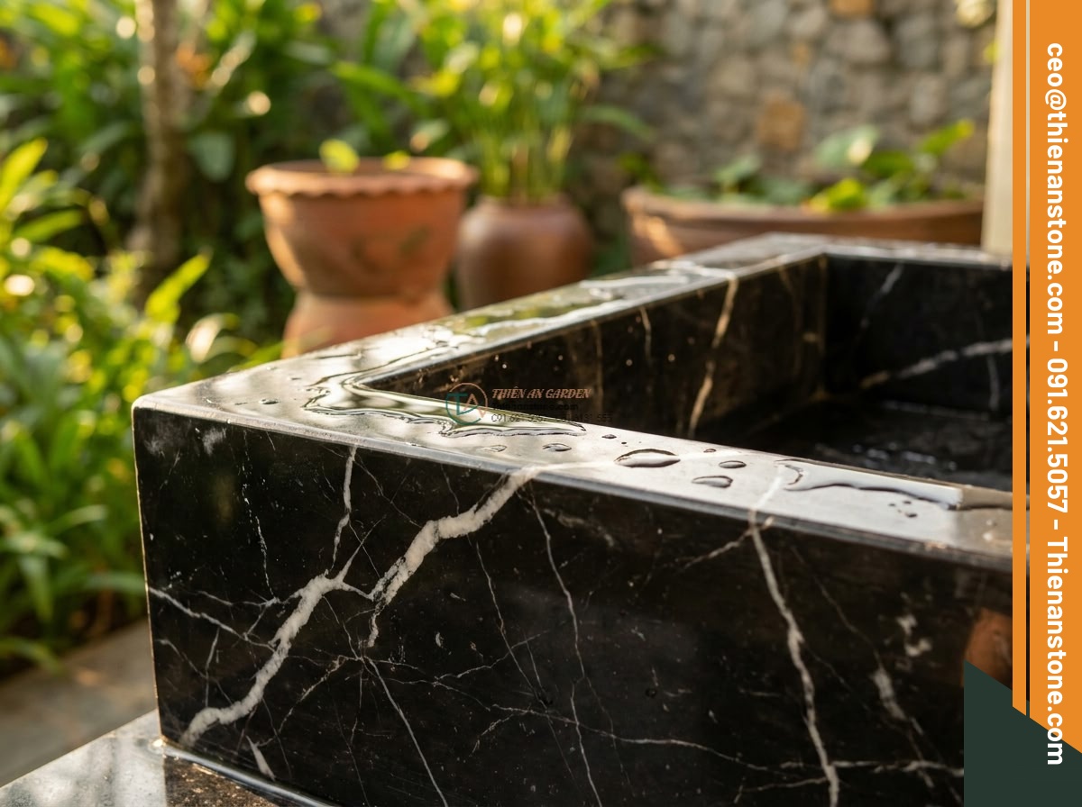 Lavabo đá đen tia chớp vuông 42cm (420x420x150mm) - Hình 6 Lavabo đá đen tia chớp vuông 42cm (420x420x150mm) - Tactile close-up of the 150mm height edge of the square stone lavabo showing per