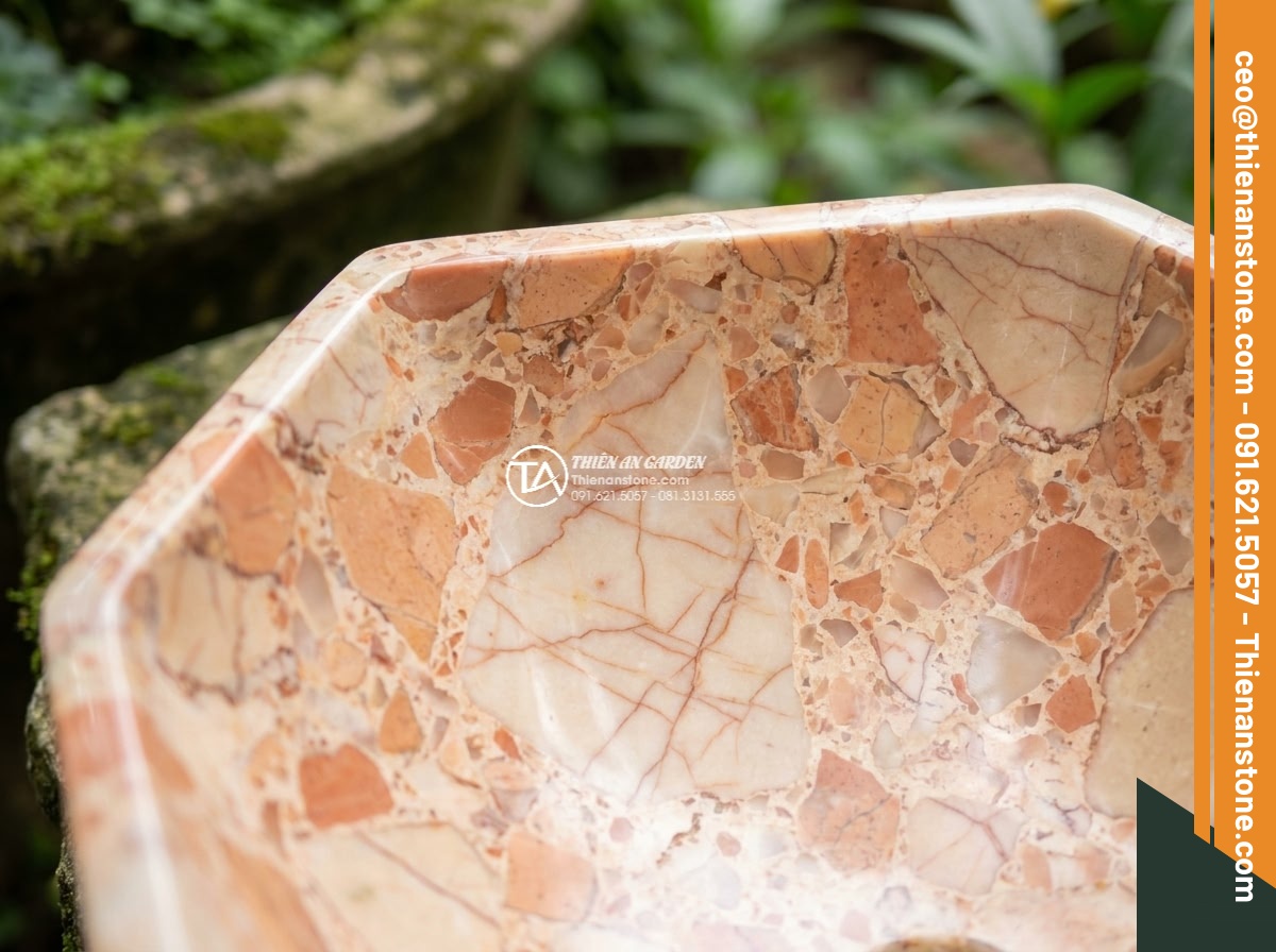Lavabo đá hồng huyết long đa giác (400x400x150mm) - Hình 9 Lavabo đá hồng huyết long đa giác (400x400x150mm) - Macro detail shot of natural red blood dragon veins on pink stone surface of hex