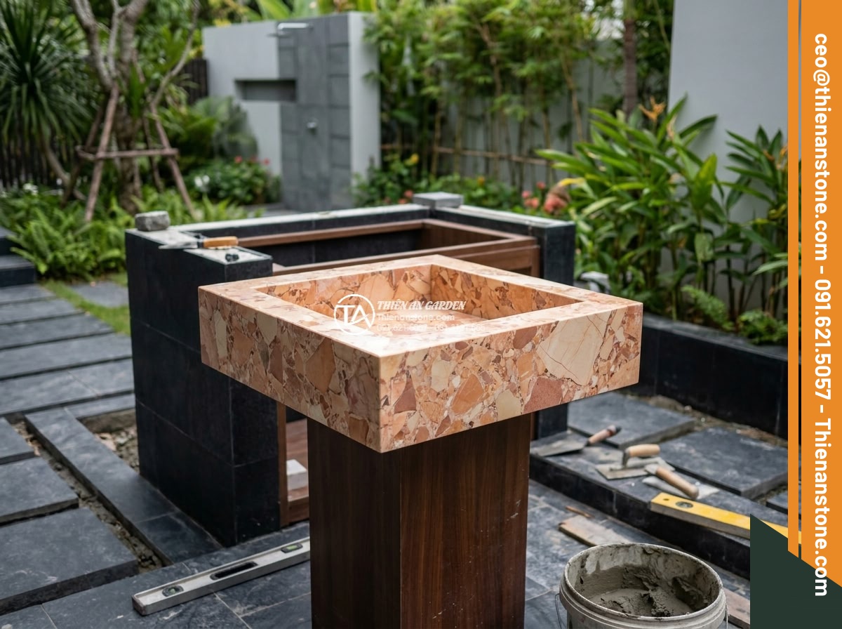 Lavabo đá hồng huyết long hình vuông vát cạnh (400x400x150mm) - Hình 10 Lavabo đá hồng huyết long hình vuông vát cạnh (400x400x150mm) - Professional installation of square pink blood dragon stone lavabo 400x400x150mm