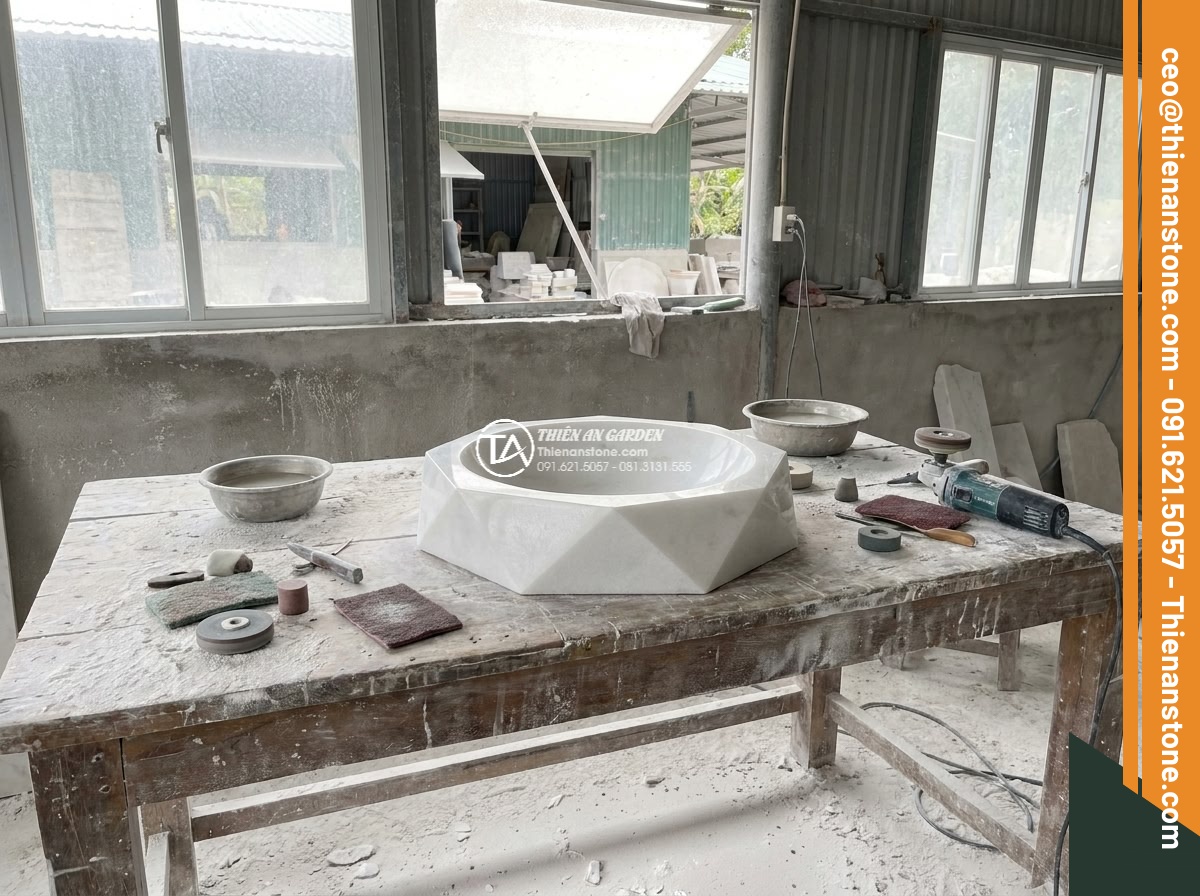 Lavabo đá trắng cẩm thạch đa giác (400x400x150mm) - Hình 9 Lavabo đá trắng cẩm thạch đa giác (400x400x150mm) - Professional behind-the-scenes image of craftsmen at Đá Cảnh Thiên An workshop c