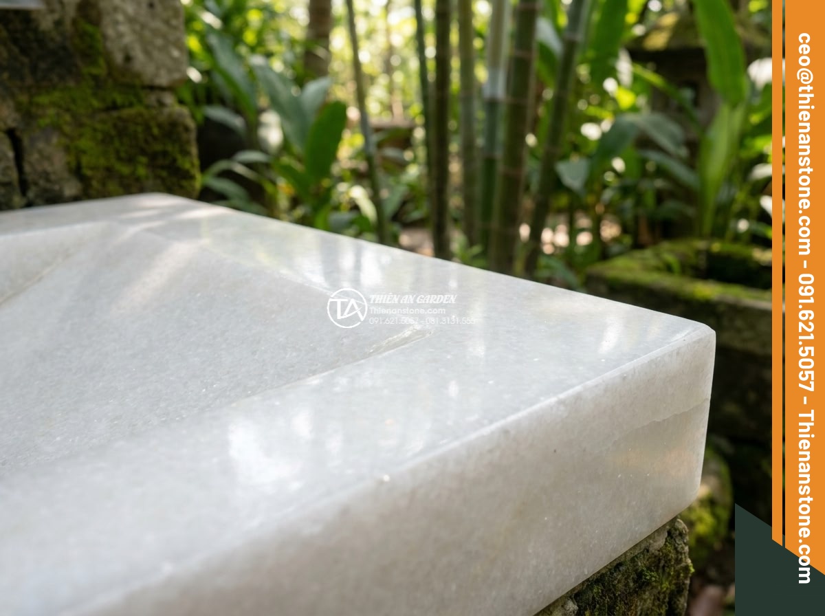 Lavabo đá trắng cẩm thạch góc (400x400x150mm) - Hình 2 Lavabo đá trắng cẩm thạch góc (400x400x150mm) - Close-up macro photography of white marble corner lavabo 400x400x150mm surface s