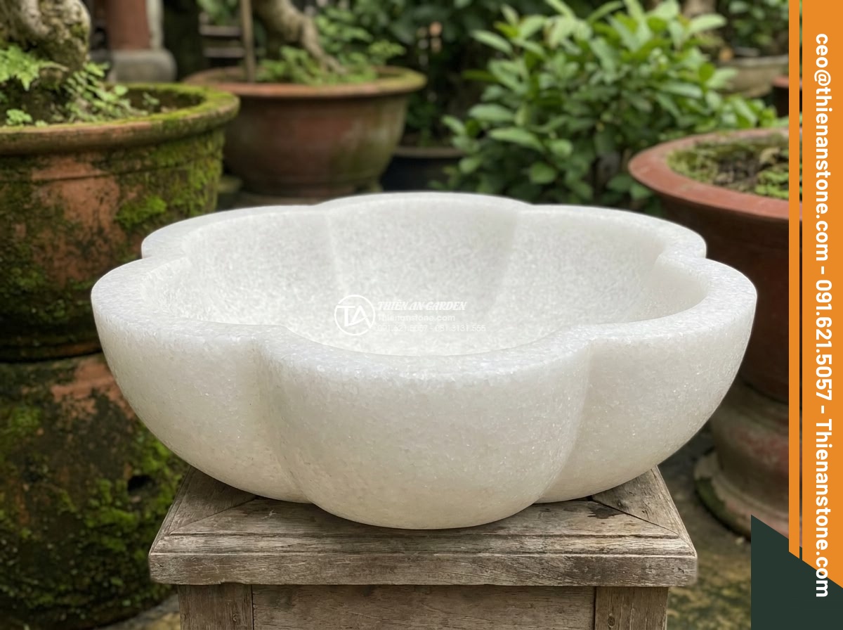 Lavabo đá trắng cẩm thạch hình bông hoa (400x400x150mm) - Hình 2 Lavabo đá trắng cẩm thạch hình bông hoa (400x400x150mm) - Close-up macro photograph of the intricate natural veining on white marble flowe