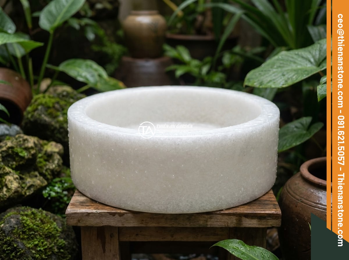 Lavabo đá trắng cẩm thạch hình trụ nông cao 15cm (400x400x150mm) - Hình 2 Lavabo đá trắng cẩm thạch hình trụ nông cao 15cm (400x400x150mm) - Close-up detailed shot of the white marble cylindrical shallow lavabo 400x400x15