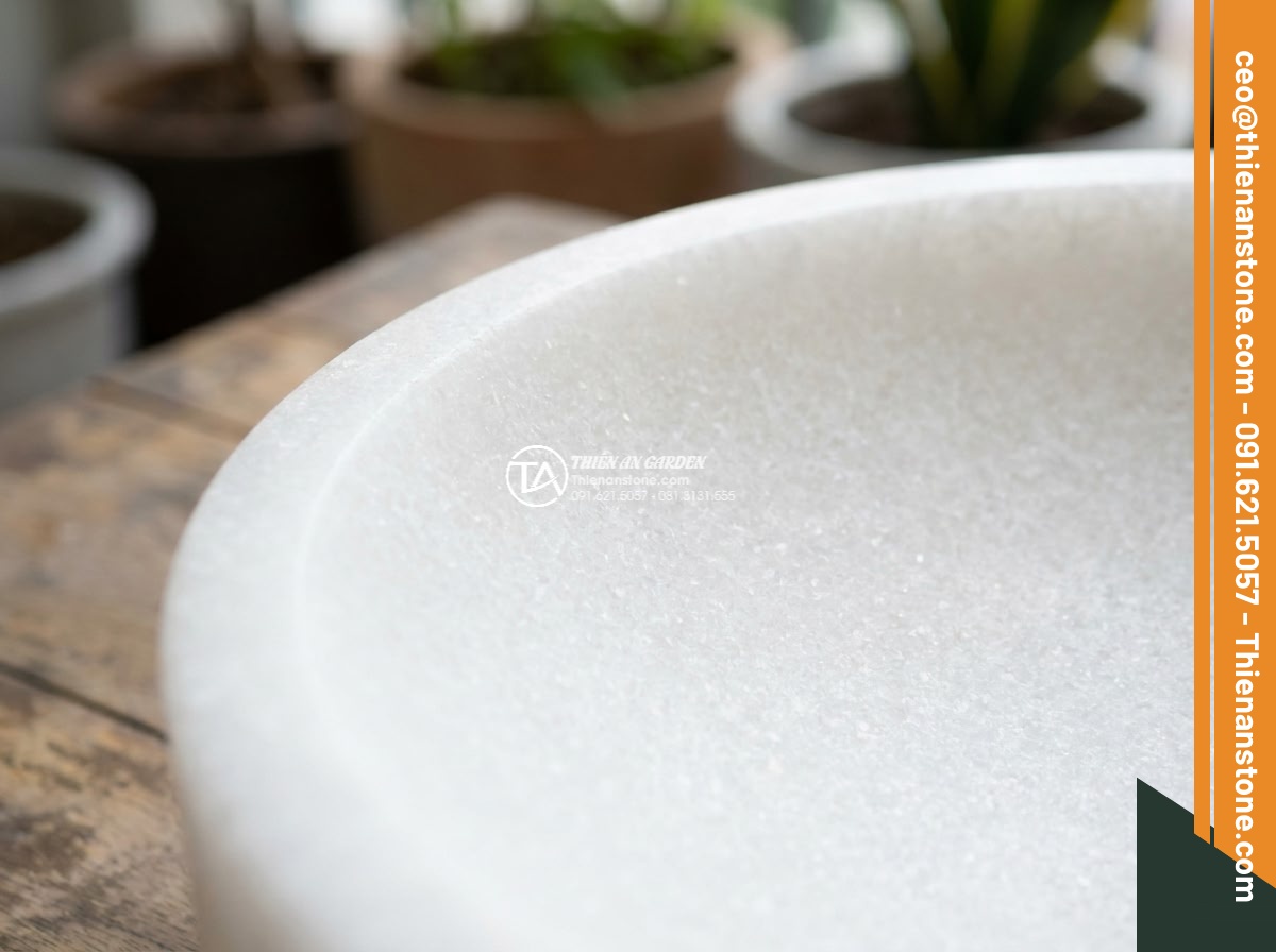 Lavabo đá trắng cẩm thạch hình trụ nông cao 15cm (400x400x150mm) - Hình 3 Lavabo đá trắng cẩm thạch hình trụ nông cao 15cm (400x400x150mm) - Macro photography of natural white marble veining on the lavabo stone surface sh