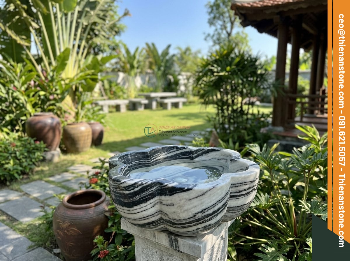 Lavabo đá tuyết sơn hình bông hoa (400x400x150mm) - Hình 9 Lavabo đá tuyết sơn hình bông hoa (400x400x150mm) - Professional team photo of Đá Cảnh Thiên An experts standing proudly beside a fi