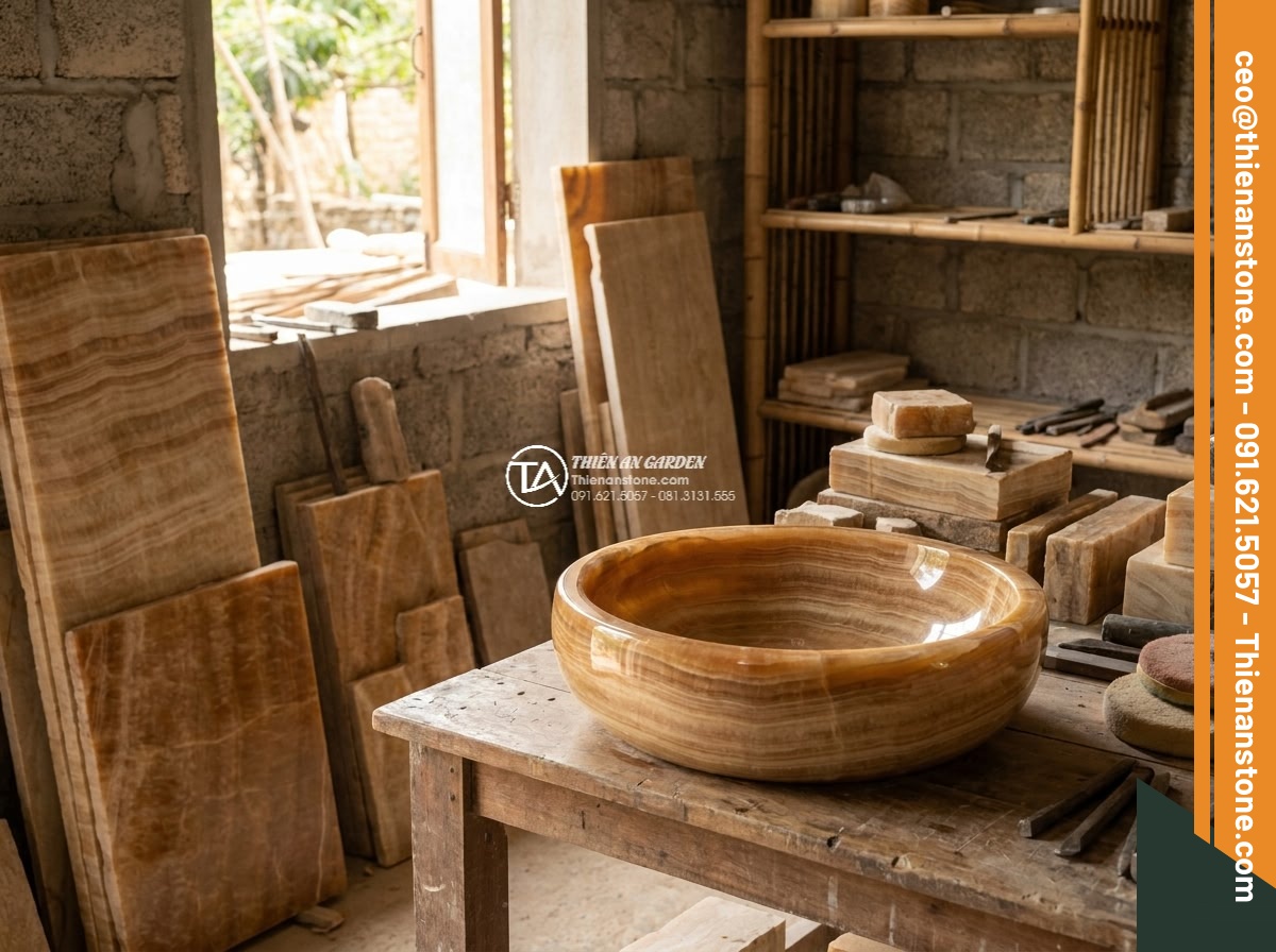 Lavabo đá vân gỗ tròn 42cm (420x420x150mm) - Hình 11 Lavabo đá vân gỗ tròn 42cm (420x420x150mm) - Team photo of skilled artisans from Da Canh Thien An carefully inspecting a fini