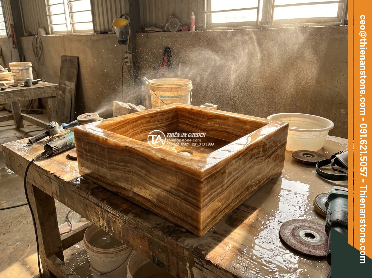 Lavabo đá vân gỗ vuông 42cm (420x420x150mm) - Hình 8 Lavabo đá vân gỗ vuông 42cm (420x420x150mm) - Photorealistic behind-the-scenes image inside a professional stone workshop show