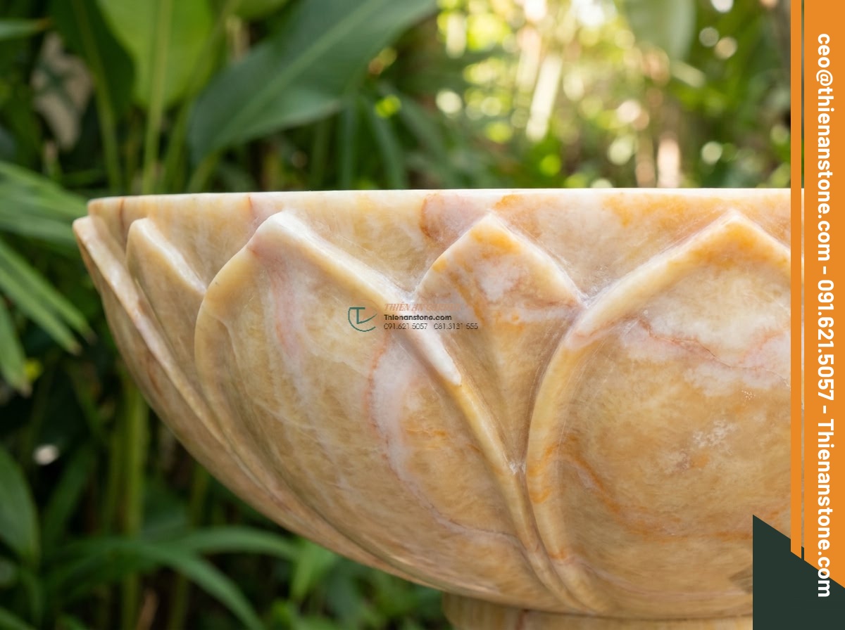 Lavabo đá vàng cà rốt hình bông hoa (400x400x150mm) - Hình 4 Lavabo đá vàng cà rốt hình bông hoa (400x400x150mm) - Detailed medium close-up of the blooming flower petal details on the yellow carr