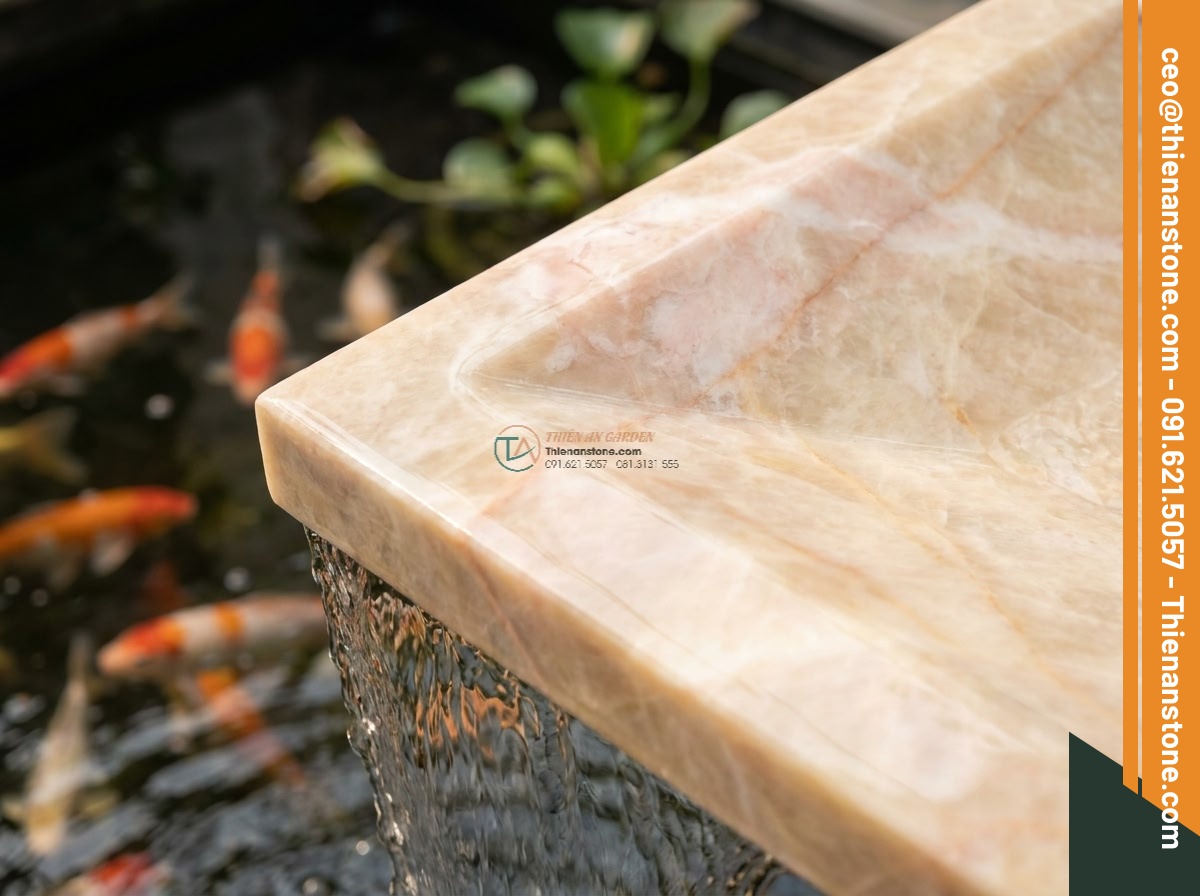 Lavabo đá vàng cà rốt vuông 42cm (420x420x150mm) - Hình 10 Lavabo đá vàng cà rốt vuông 42cm (420x420x150mm) - Close-up of water flowing gently over the edge of polished yellow stone lavabo 4