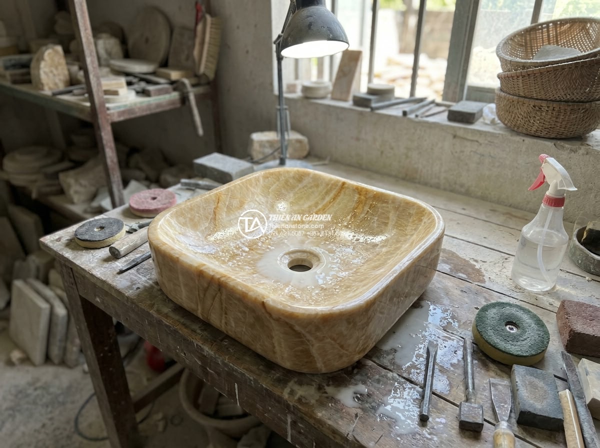 Lavabo đá vàng kim tuyến góc (400x400x150mm) - Artisan workshop scene showing skilled Vietnamese craftsmen meticulously polishi