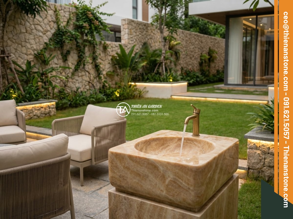 Lavabo đá vàng kim tuyến góc (400x400x150mm) - Hình 7 Lavabo đá vàng kim tuyến góc (400x400x150mm) - Modern luxury villa garden corner featuring yellow gold veined stone washbasin 4