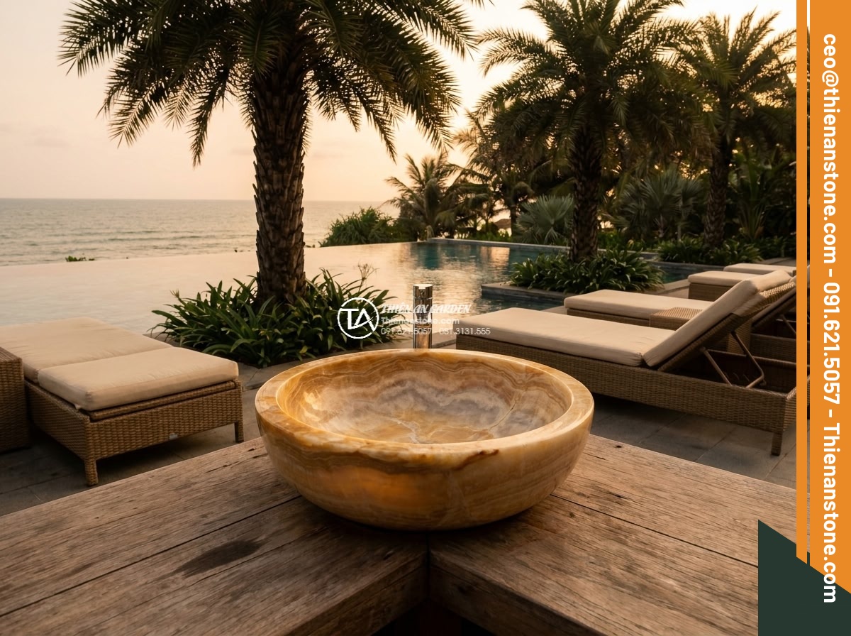 Lavabo đá vàng kim tuyến góc (400x400x150mm) - Hình 8 Lavabo đá vàng kim tuyến góc (400x400x150mm) - Luxury resort outdoor spa area with corner stone washbasin 400x400x150mm in yell