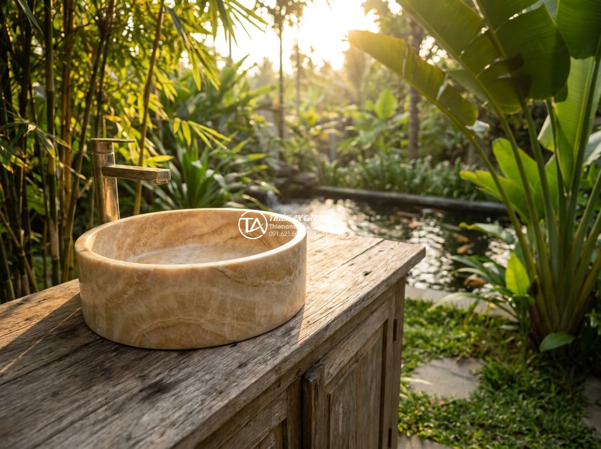 Lavabo đá vàng kim tuyến hình trụ nông cao 15cm (400x400x150mm) - Cinematic wide shot of a premium golden veined natural stone cylindrical shallow