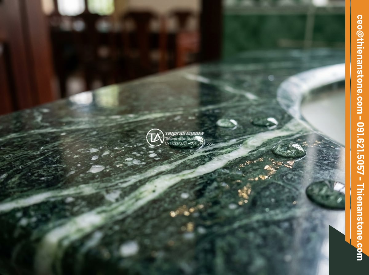 Lavabo đá xanh Ấn độ tròn 42cm - Hình 3 Lavabo đá xanh Ấn độ tròn 42cm - Extreme macro close-up of polished Indian green stone lavabo surface showing int