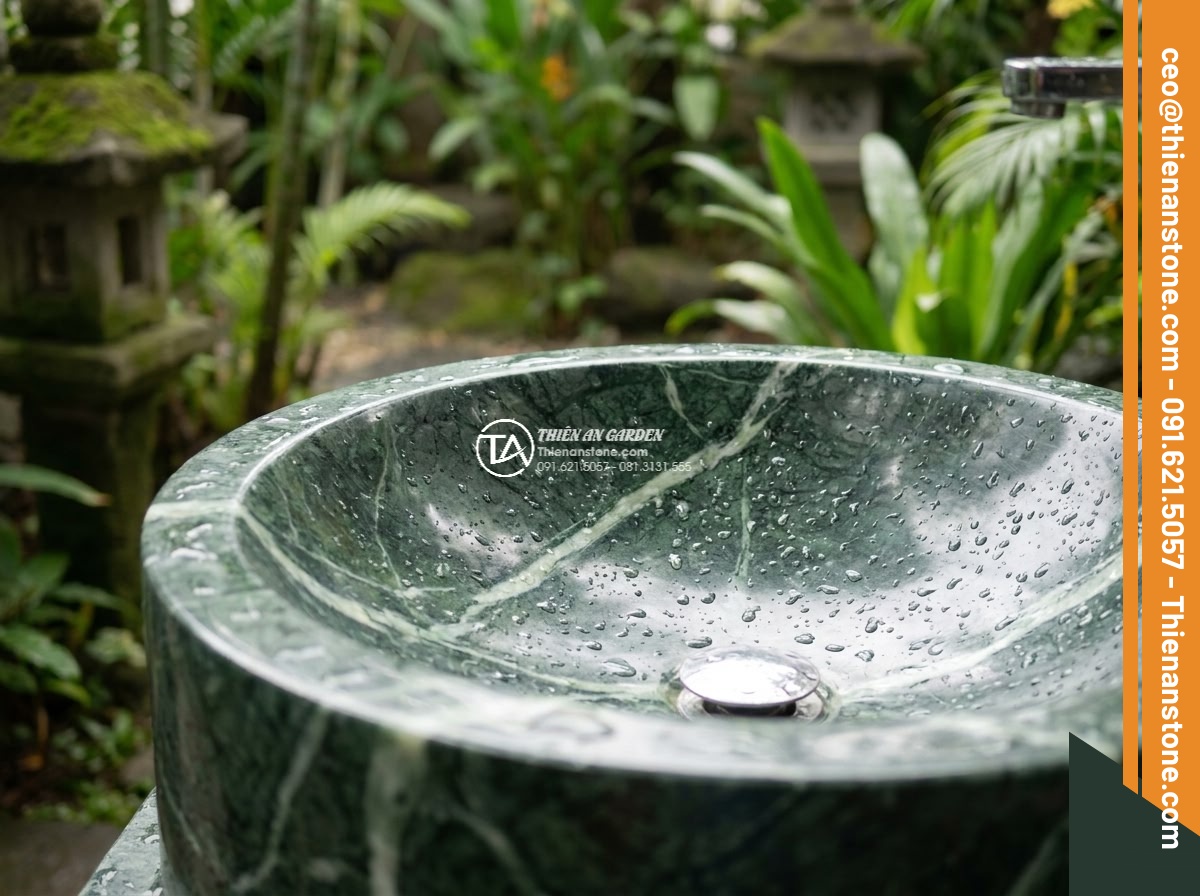 Lavabo đá xanh Ấn độ tròn 42cm - Hình 9 Lavabo đá xanh Ấn độ tròn 42cm - Close-up of a well-maintained Indian green stone lavabo in a garden after 5 year