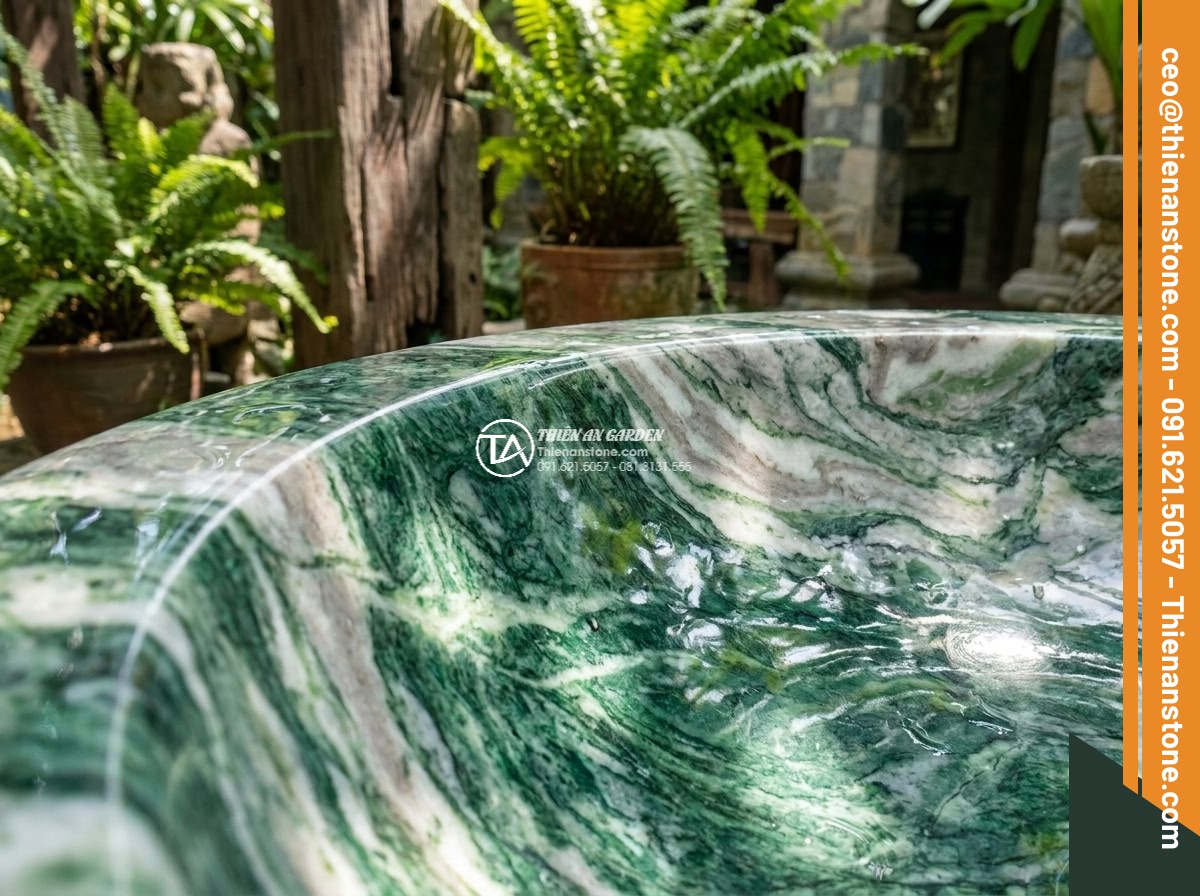 Lavabo đá xanh Ấn độ tròn phình 42cm - Hình 3 Lavabo đá xanh Ấn độ tròn phình 42cm - Macro photography of Indian green stone lavabo surface showing intricate natural