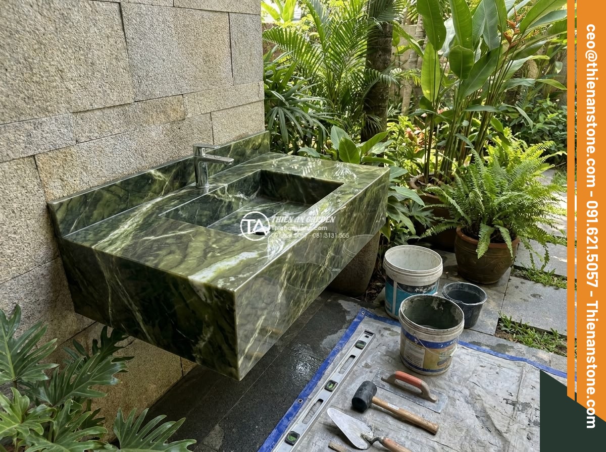 Lavabo đá xanh Ngọc Secpentine góc (400x400x150mm) - Hình 8 Lavabo đá xanh Ngọc Secpentine góc (400x400x150mm) - Professional team from Da Canh Thien An carefully installing a green serpentine