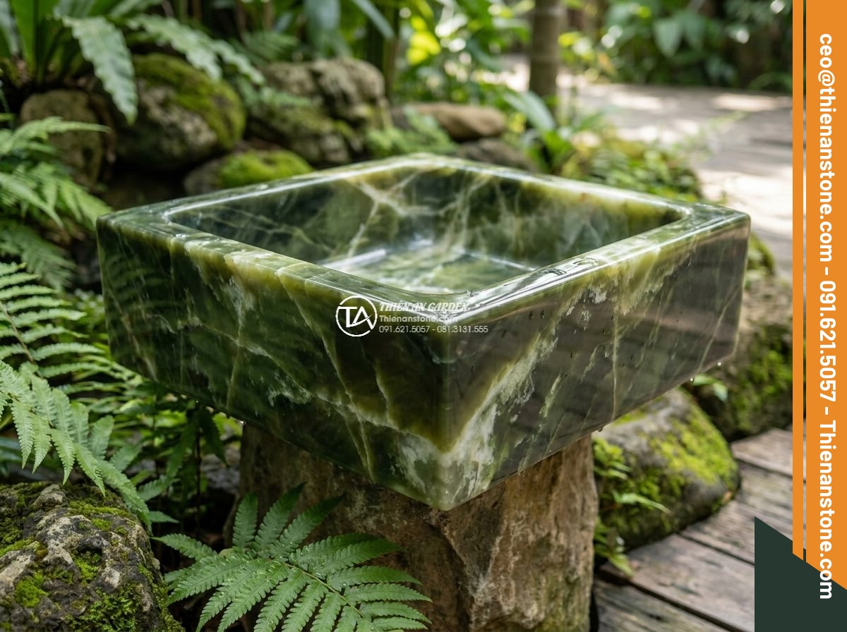Lavabo đá xanh Ngọc Secpentine vuông 42cm (420x420x150mm) - Hình 2 Lavabo đá xanh Ngọc Secpentine vuông 42cm (420x420x150mm) - Close-up cinematic view of the square green serpentine stone lavabo 420x420x150m
