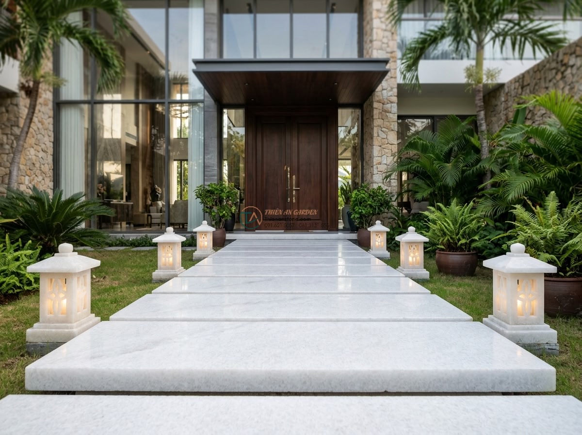 Lối cầu đá trắng muối kết hợp đèn đá trang trí: 220 x 90 x 20 cm. - Hình 15 Lối cầu đá trắng muối kết hợp đèn đá trang trí: 220 x 90 x 20 cm. - Luxurious villa entrance featuring elegant white salt stone pathway 220 x 90 x 2