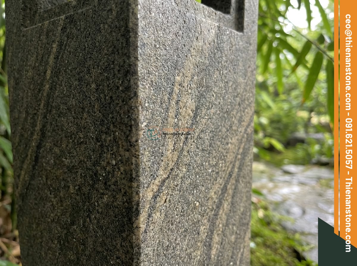 Mẫu đèn đá vuông Oki-doro tối giản bằng đá Granite (30x30x35cm).