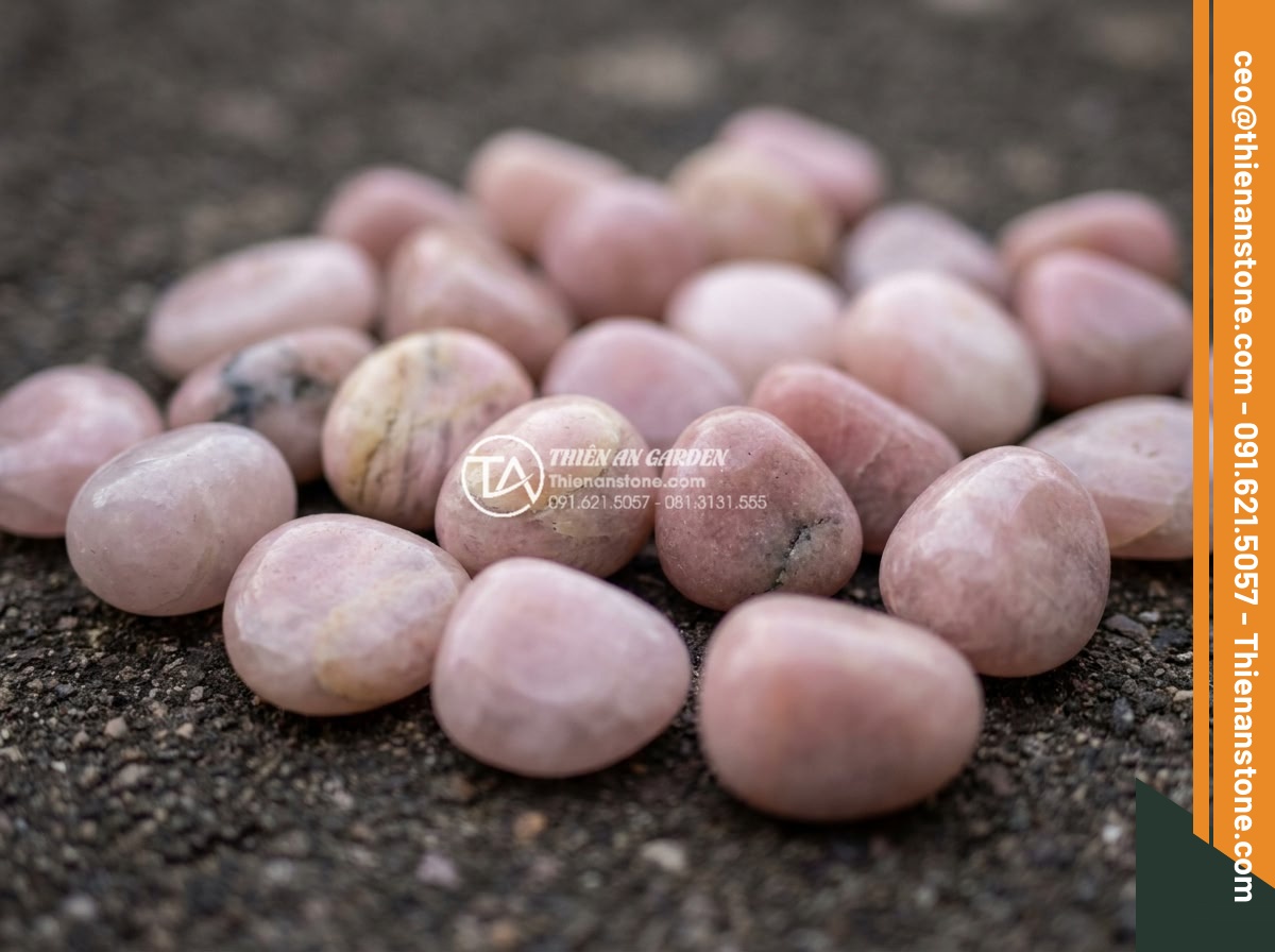 Sỏi hồng quay 7-9mm - Hình 2 Sỏi hồng quay 7-9mm - Close-up realistic photograph of natural pink tumbled pebbles size 7-9mm, showin