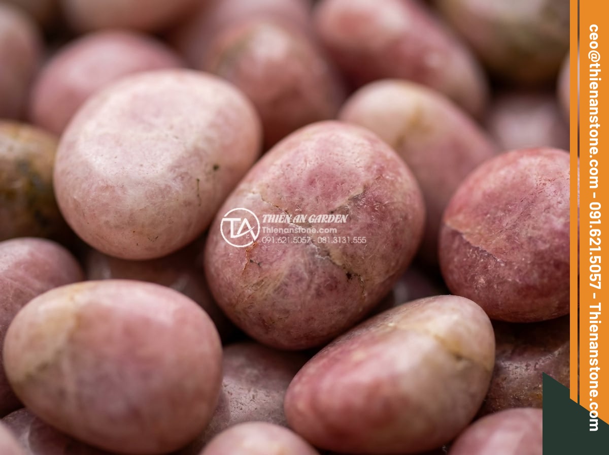 Sỏi hồng quay 7-9mm - Hình 4 Sỏi hồng quay 7-9mm - Macro close-up shot of individual 7-9mm pink tumbled pebbles showing natural tex