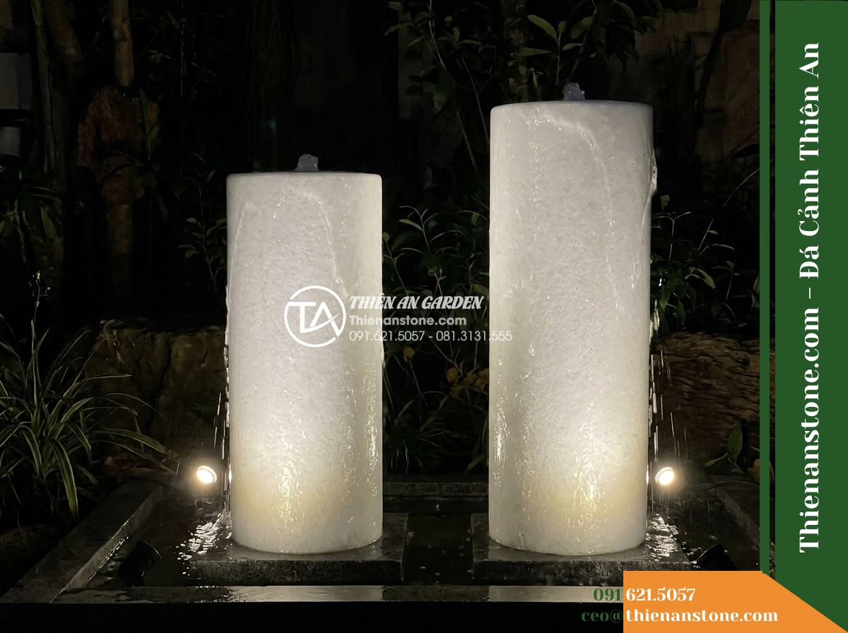 Bộ 2 Trụ Phun Tròn Đôi Mài Nhẵn, D30cm Cao 70-90cm - Hình 13 Bộ 2 Trụ Phun Tròn Đôi Mài Nhẵn, D30cm Cao 70-90cm - Night landscape view with low-voltage warm LED uplights illuminating the two hon