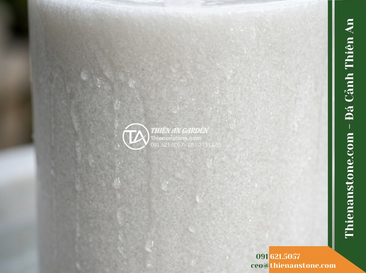 Bộ 2 Trụ Phun Tròn Đôi Mài Nhẵn, D30cm Cao 70-90cm - Hình 3 Bộ 2 Trụ Phun Tròn Đôi Mài Nhẵn, D30cm Cao 70-90cm - Close-up macro shot of the honed matte stone surface of the cylindrical fountain