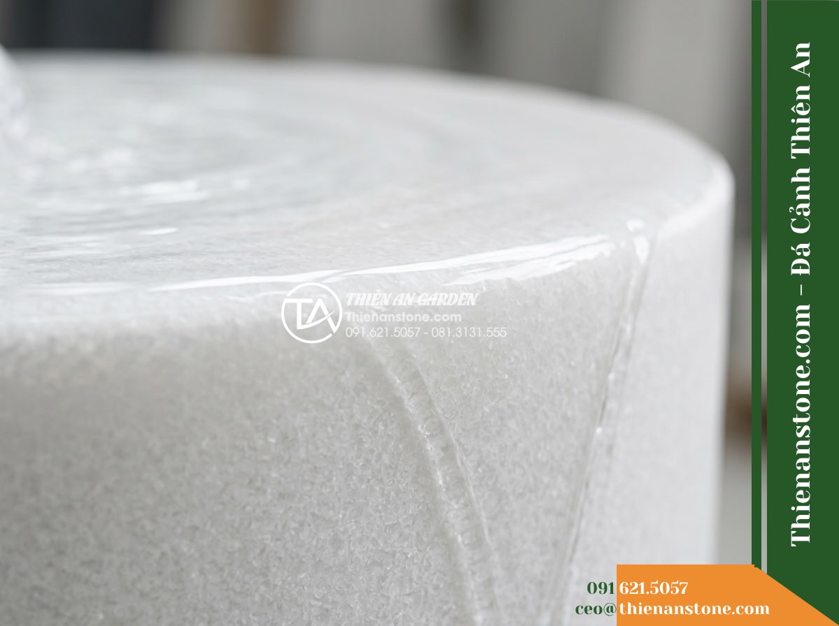 Bộ 2 Trụ Phun Tròn Đôi Mài Nhẵn, D30cm Cao 70-90cm - Hình 7 Bộ 2 Trụ Phun Tròn Đôi Mài Nhẵn, D30cm Cao 70-90cm - Macro focus on the circular top rim of the 90cm stone pillar, transparent water