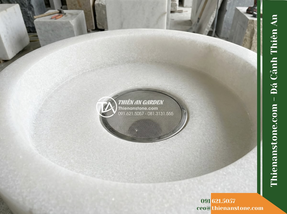 Cụm Đài Phun Đa Khối Ghép Cảnh Quan, D1.2m Cao 1m - Hình 15 Cụm Đài Phun Đa Khối Ghép Cảnh Quan, D1.2m Cao 1m - Close-up practical maintenance shot showing a removable stainless steel filter s