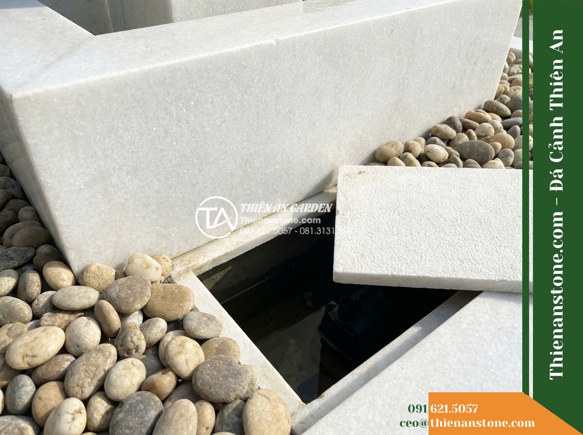 Cụm Đài Phun Đa Khối Ghép Cảnh Quan, D1.2m Cao 1m - Hình 8 Cụm Đài Phun Đa Khối Ghép Cảnh Quan, D1.2m Cao 1m - Technical maintenance detail showing a hidden recessed pump inspection chamber c