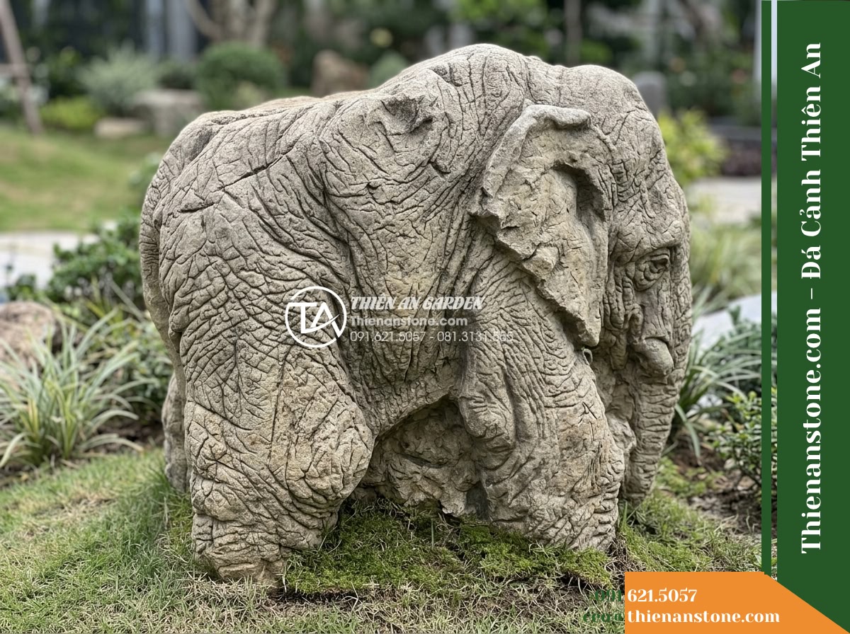 Đá da voi 1-1.5m - Hình 7 Đá da voi 1-1.5m - Detailed view of a massive elephant skin stone block anchored on a subtle garden