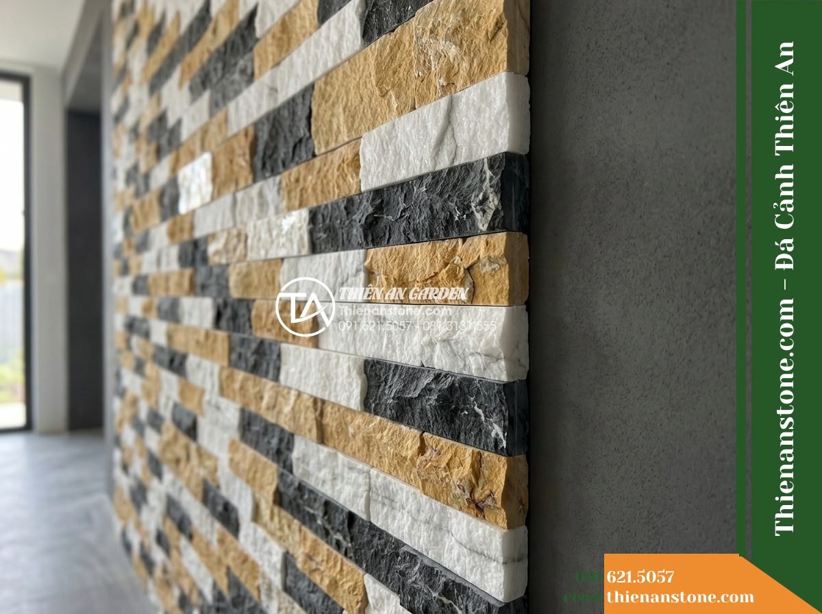 Đá ghép 3 màu Nghệ An | Marble phối 3 màu (Trắng - Vàng - Đen Nghệ An) | 10x50 cm - Hình 2 Đá ghép 3 màu Nghệ An | Marble phối 3 màu (Trắng - Vàng - Đen Nghệ An) | 10x50 cm - An oblique perspective close-up of the lateral edge of a 10x50 cm split-face thr