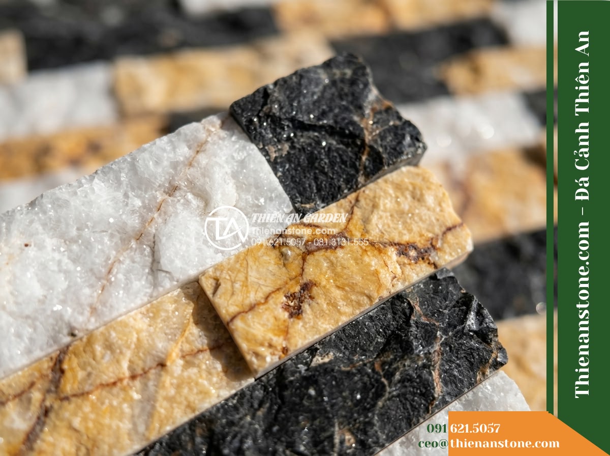 Đá ghép 3 màu Nghệ An | Marble phối 3 màu (Trắng - Vàng - Đen Nghệ An) | 10x50 cm - Hình 3 Đá ghép 3 màu Nghệ An | Marble phối 3 màu (Trắng - Vàng - Đen Nghệ An) | 10x50 cm - A macro close-up photograph capturing the authentic raw split-face texture of wh