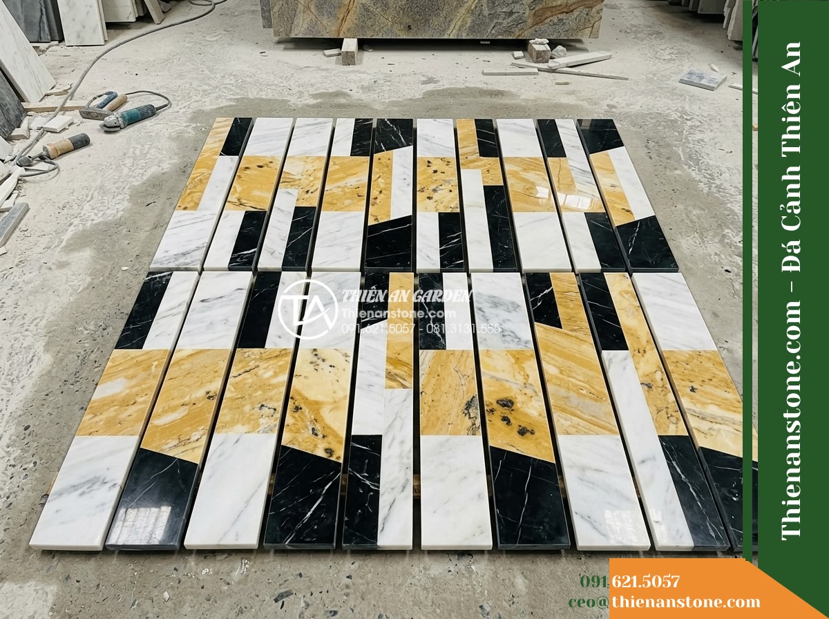Đá ghép 3 màu Nghệ An | Marble phối 3 màu (Trắng - Vàng - Đen Nghệ An) | 10x50 cm - Hình 7 Đá ghép 3 màu Nghệ An | Marble phối 3 màu (Trắng - Vàng - Đen Nghệ An) | 10x50 cm - A top-down craftsman perspective showing several 10x50 cm three-color marble pan
