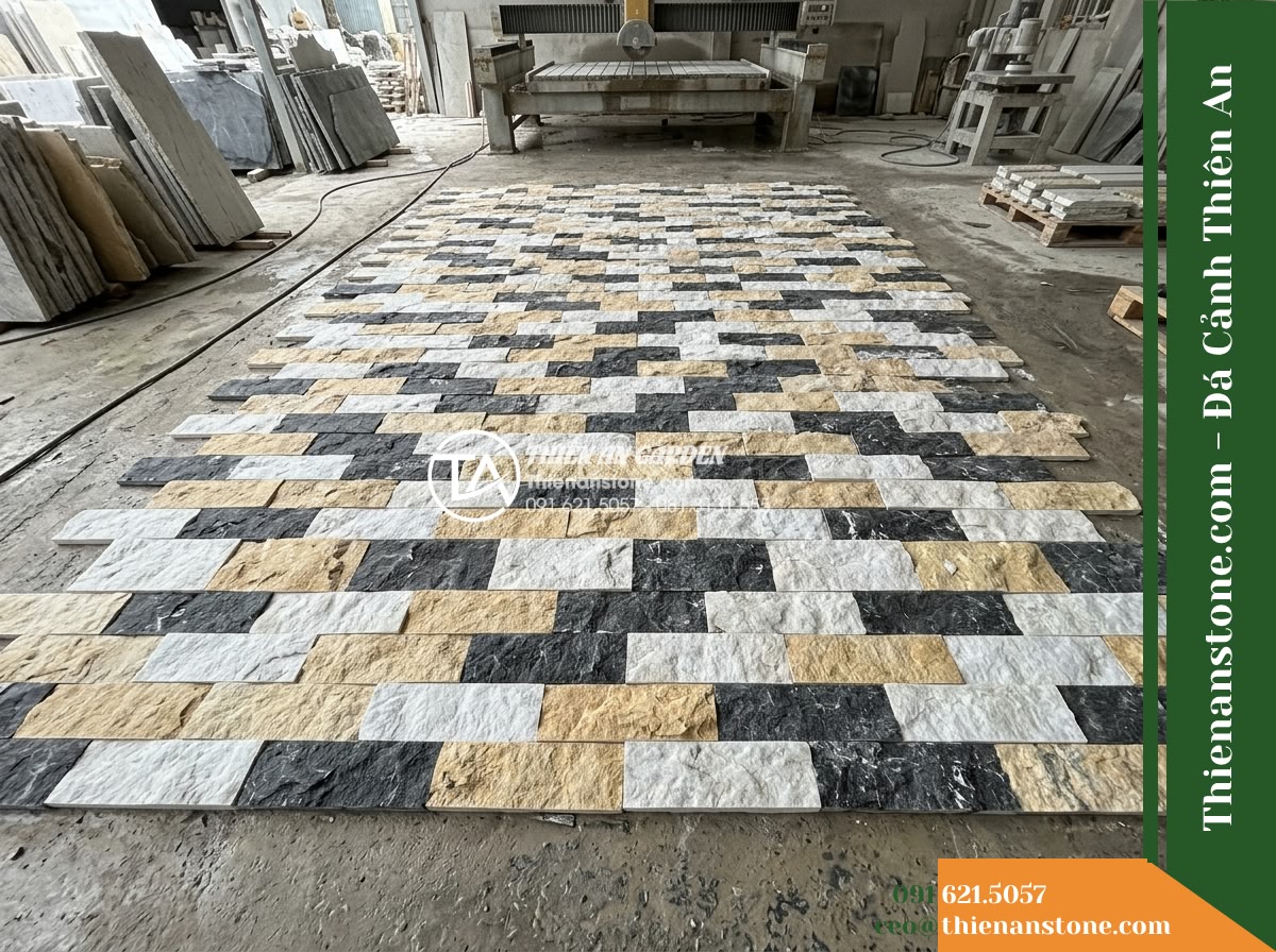 Đá ghép 3 màu Nghệ An | Marble phối 3 màu (Trắng - Vàng - Đen Nghệ An) | 10x50 cm - Hình 8 Đá ghép 3 màu Nghệ An | Marble phối 3 màu (Trắng - Vàng - Đen Nghệ An) | 10x50 cm - A wide elevated perspective of the trial dry-lay stone arrangement on the worksh