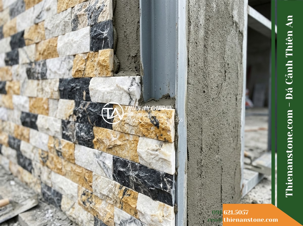 Đá ghép 3 màu Nghệ An | Marble phối 3 màu (Trắng - Vàng - Đen Nghệ An) | 10x50 cm - Hình 9 Đá ghép 3 màu Nghệ An | Marble phối 3 màu (Trắng - Vàng - Đen Nghệ An) | 10x50 cm - A detailed architectural construction view showing a masonry corner wall prepare