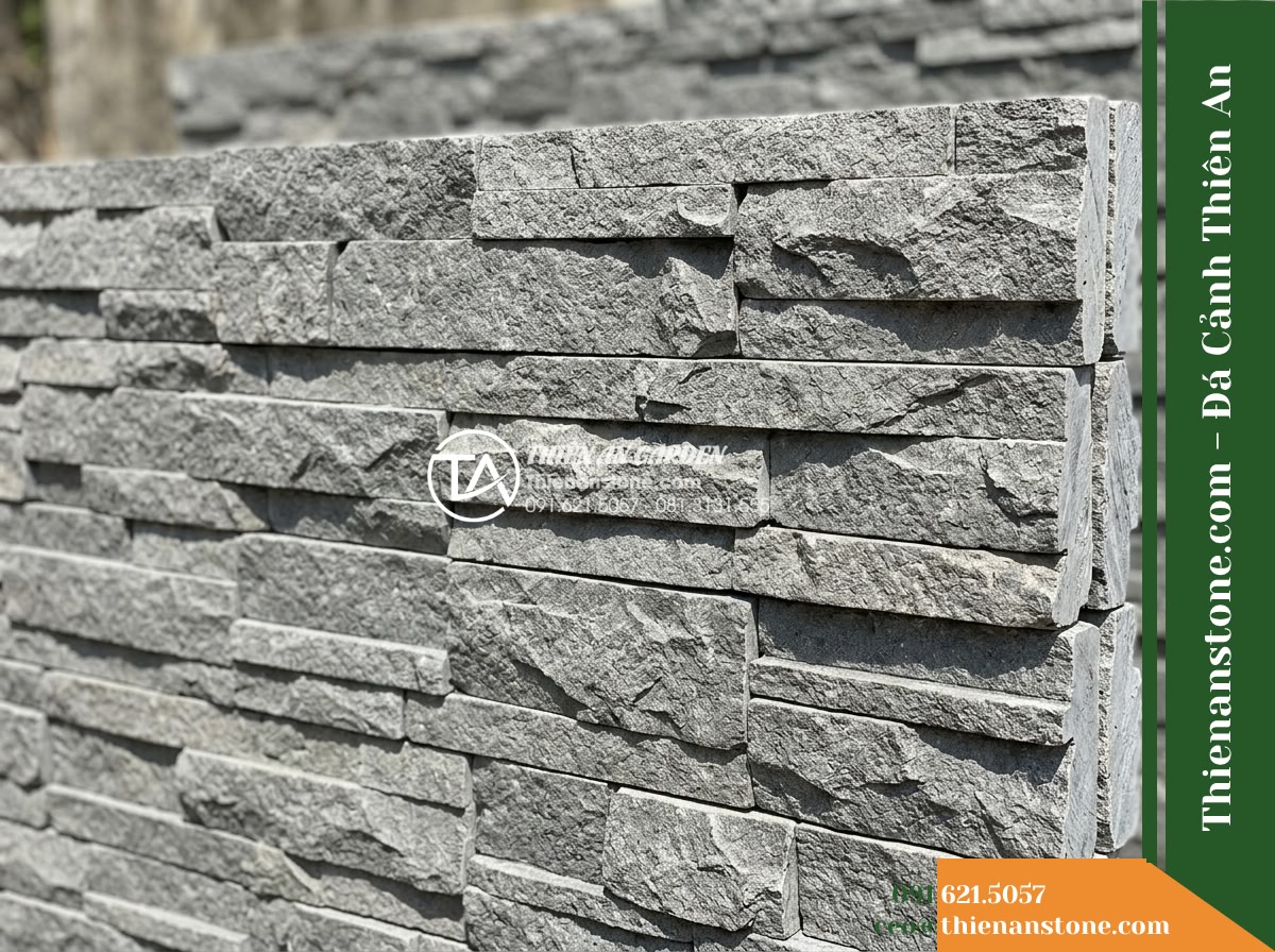 Đá ghép bazan Lâm Đồng | Bazan xám bóc thô Lâm Đồng | 10x50 cm - Hình 4 Đá ghép bazan Lâm Đồng | Bazan xám bóc thô Lâm Đồng | 10x50 cm - Detailed medium shot of a dry-stacked rough-faced basalt wall module, showing th