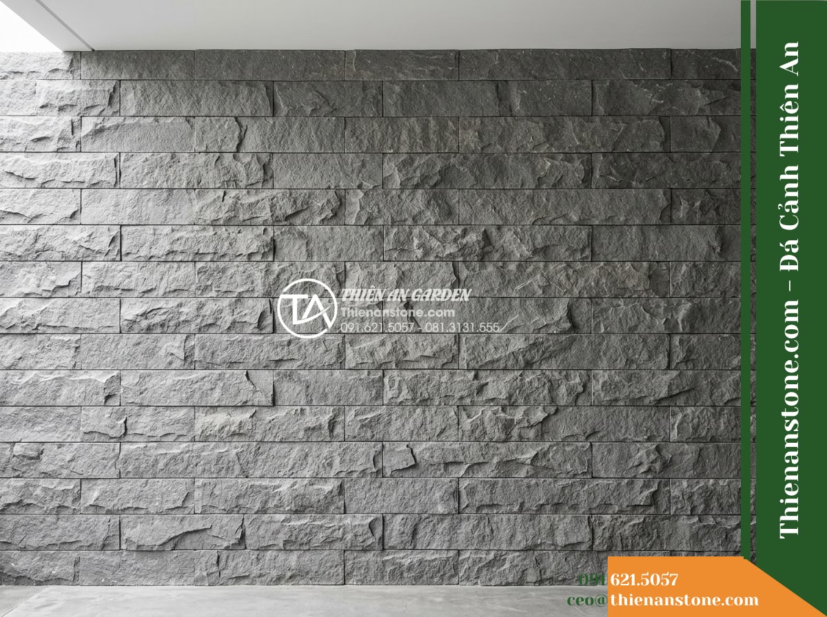 Đá ghép bazan Lâm Đồng | Bazan xám bóc thô Lâm Đồng | 10x50 cm - Hình 5 Đá ghép bazan Lâm Đồng | Bazan xám bóc thô Lâm Đồng | 10x50 cm - Direct frontal elevation view of a finished vertical wall clad in 10x50 cm split