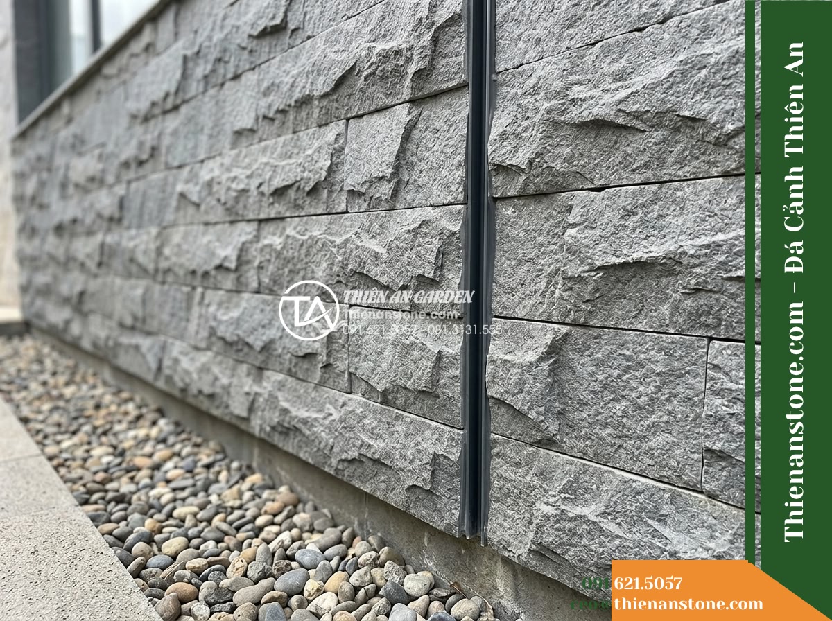 Đá ghép bazan Lâm Đồng | Bazan xám bóc thô Lâm Đồng | 10x50 cm - Hình 9 Đá ghép bazan Lâm Đồng | Bazan xám bóc thô Lâm Đồng | 10x50 cm - Architectural detail showing the lower wall junction and expansion joint of a da