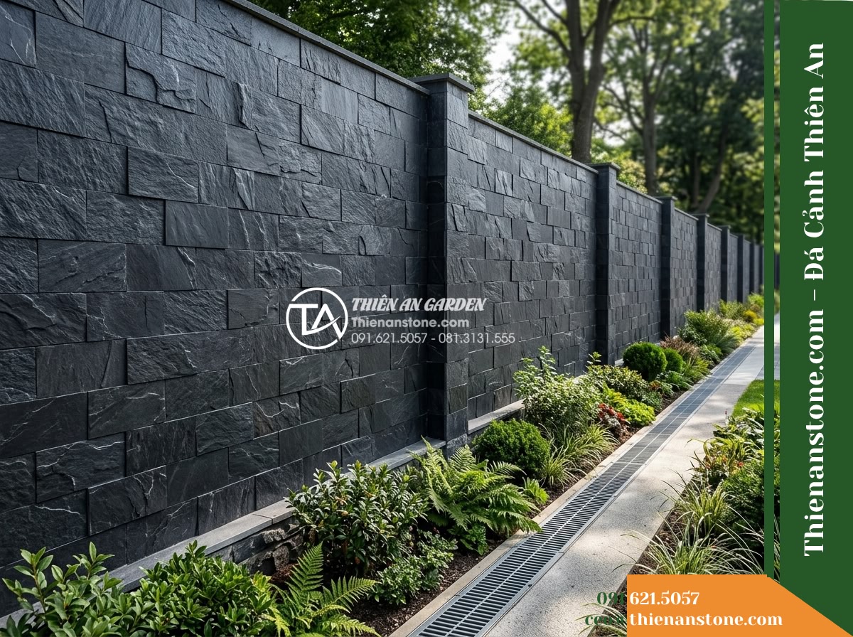 Đá ghép đen Đà Nẵng | Slate đen Đà Nẵng | 10x50 cm - Hình 10 Đá ghép đen Đà Nẵng | Slate đen Đà Nẵng | 10x50 cm - Wide view of a long perimeter boundary wall showing the stone base connection to