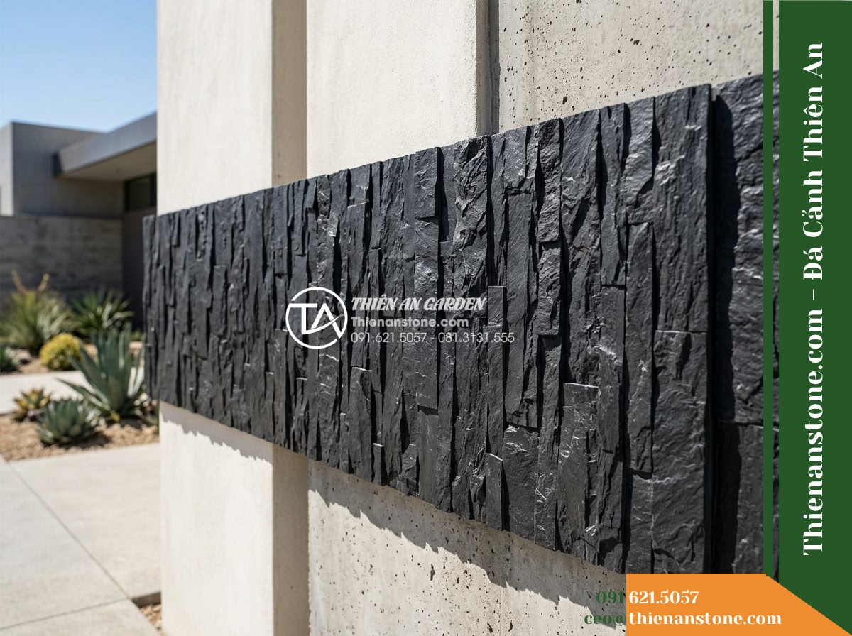 Đá ghép đen Đà Nẵng | Slate đen Đà Nẵng | 10x50 cm - Hình 13 Đá ghép đen Đà Nẵng | Slate đen Đà Nẵng | 10x50 cm - Direct overhead sunlight casting sharp micro-shadows across the rough split face