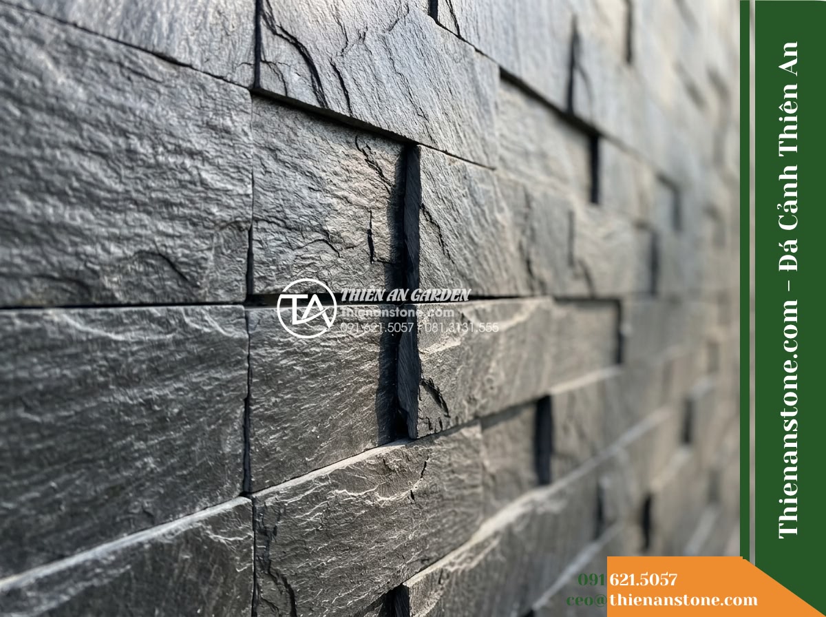 Đá ghép đen Đà Nẵng | Slate đen Đà Nẵng | 10x50 cm - Hình 15 Đá ghép đen Đà Nẵng | Slate đen Đà Nẵng | 10x50 cm - Detailed close-up of stone joints and crevices in a stacked black slate wall, sh